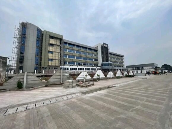 Kinshasa : Deux responsables des établissements médicaux suspend suite au non respect de la gratuité d’accouchement.